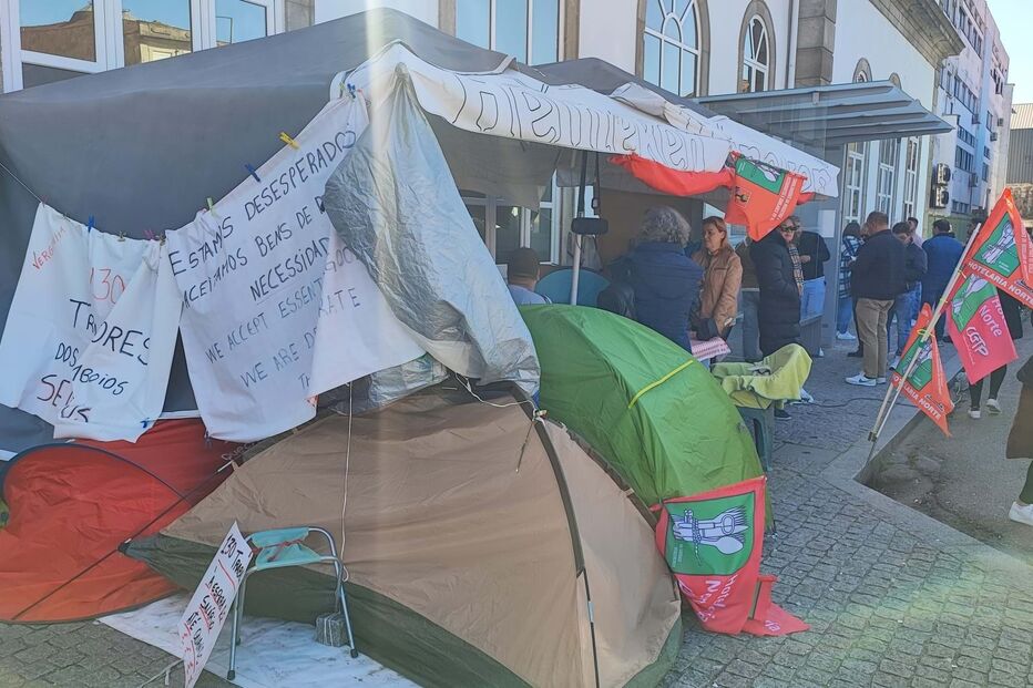 Trabalhadores dos bares dos comboios da CP estão em vigília no Porto pela defesa dos postos de trabalho 