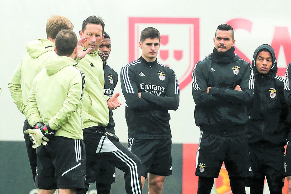 Roger Schmidt tem puxado pelo plantel nos treinos