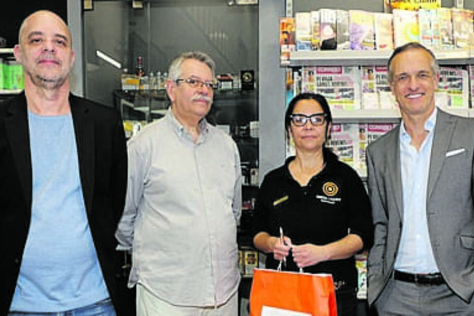 Paulo Santos e Francisco Penim na papelaria Media Point 