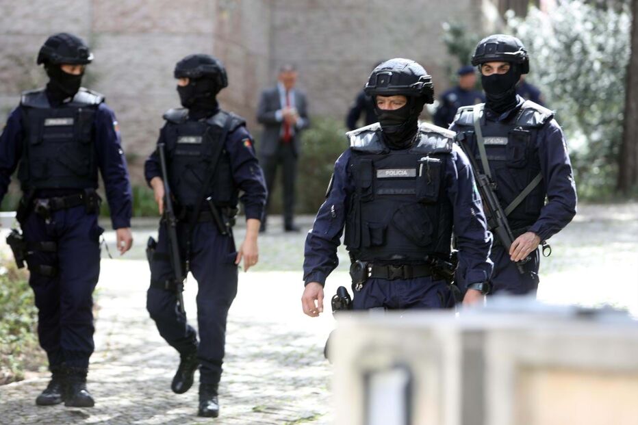 Polícia de elite armada no local do ataque no Centro Ismaelita em Portugal