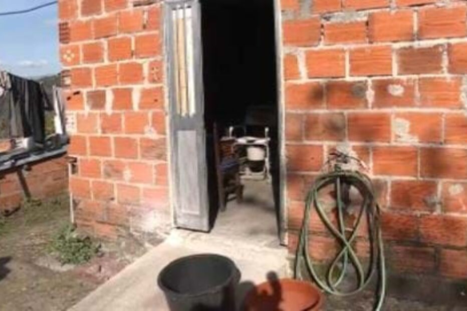Casal de idosos vive na miséria, numa casa sem habitabilidade
