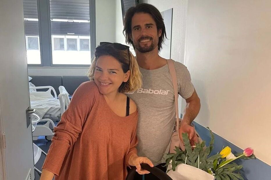 Leonor Seixas e Miguel Oliveira à saída da maternidade com a pequena Júlia