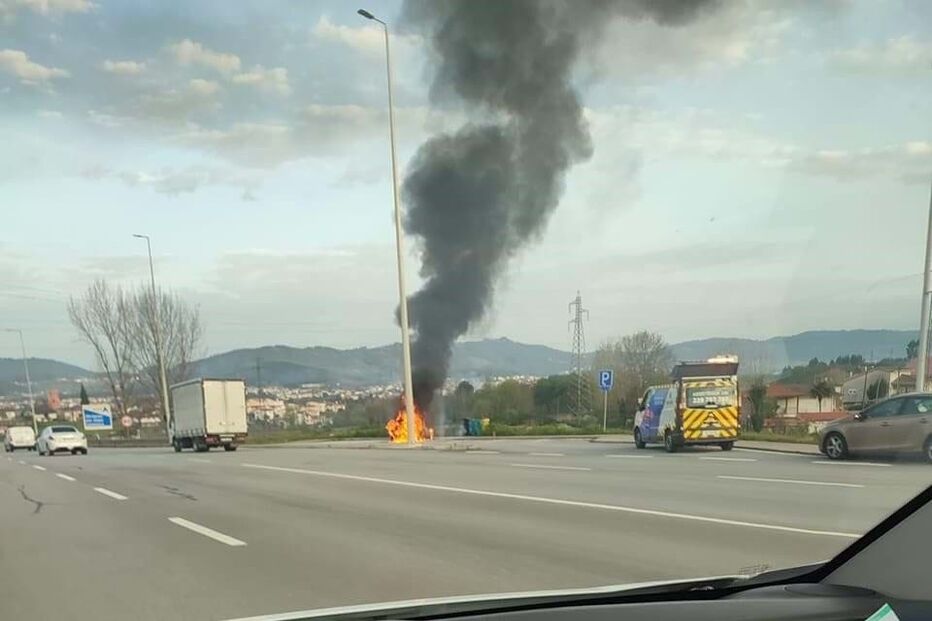 Carro pega fogo na A11
