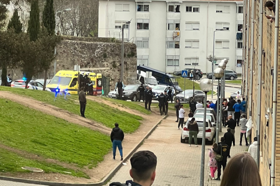 Esfaqueado na Pasteleira Nova foge do hospital e agressor é atacado no Porto