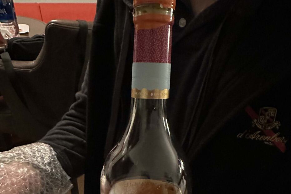 Christpher Ambler partilhou a fotografia da garrafa de whisky aberta nas redes sociais