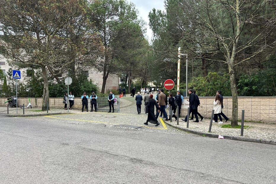 Reforço policial no funeral de uma das vítimas do ataque no Centro Ismaelita em Lisboa