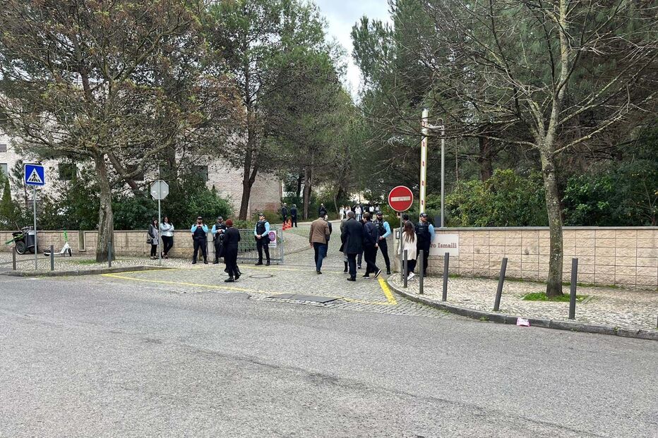 Reforço policial no funeral de Farana, uma das vítimas do ataque ao Centro Ismaelita em Lisboa