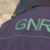 <![CDATA[ Falsos militares da GNR mandam parar carros e agridem condutora em Vila Nova de Gaia ]]>