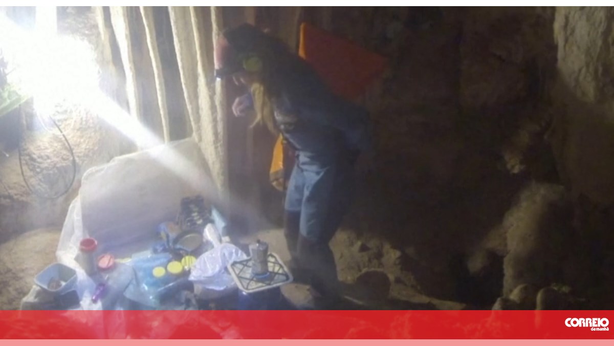 Un alpinista español pasó 500 días en una cueva sin luz natural ni contacto con el exterior