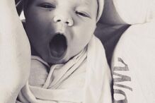 Kaley Cuoco foi mãe pela primeira vez