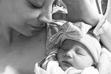 Kaley Cuoco foi mãe pela primeira vez