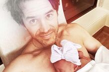 Kaley Cuoco foi mãe pela primeira vez