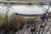Lancha carbonizada em Castro Marim