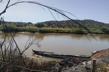 Lancha carbonizada em Castro Marim