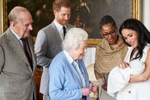 Filipe, Harry, Isabel II, Meghan Markle e a mãe com o pequeno Archie