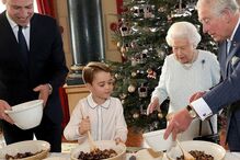 William, George, a rainha e Carlos III, o atual rei de Inglaterra