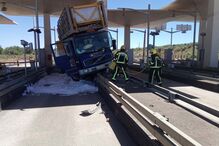 Colisão de camião contra portagens na A2 em Paderne