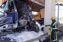 Colisão de camião contra portagens na A2 em Paderne