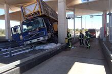 Colisão de camião contra portagens na A2 em Paderne