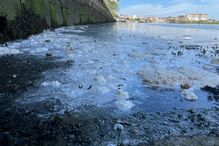 Rio fica pintado de branco após descarga de camião em Vila do Conde