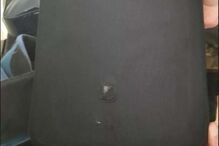 Placa de proteção do colete à prova de bala do jornalista italiano Corrado Zunino atingido a tiro