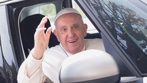 "Ainda estou vivo": Papa Francisco já saiu do hospital