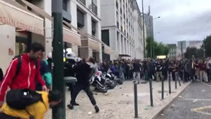 Polícias atacados por manifestantes em Lisboa durante protestos pelo direito à habitação
