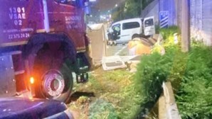 Capotamento na A1 no sentido Gaia-Porto faz três feridos