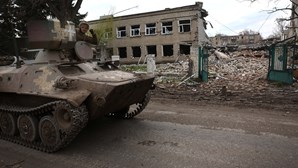 Ataque russo a Kherson faz mortes e feridos civis