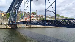 Grupo esfaqueia dois homens junto ao tabuleiro da Ponte D. Luís no Porto 