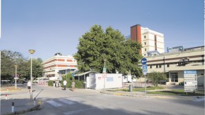 Dois cirurgiões do Hospital de Faro suspensos por seis meses após denúncias de más práticas