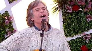 Mico da Câmara Pereira canta “Um Beijo de uma Rosa” 