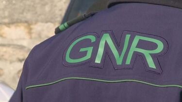 Mulher detida pela GNR por atirar água a ferver ao namorado