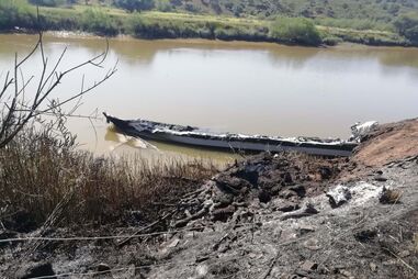 Lancha carbonizada em Castro Marim