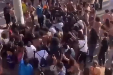 Vídeos mostram confrontos entre multidão na praia de Carcavelos