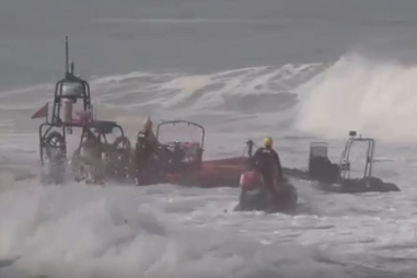 Militar da GNR em apuros é resgatado do mar na Figueira da Foz. Lancha onde seguia avariou