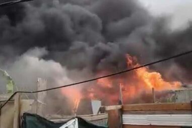 Chamas consomem barracas no Bairro do Matadouro em Almada