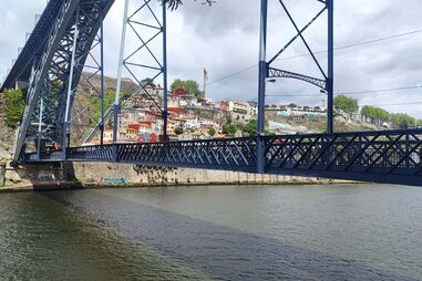 Buscas no rio Douro por jovem desaparecido. Terá caído junto à Ponte Luís I 