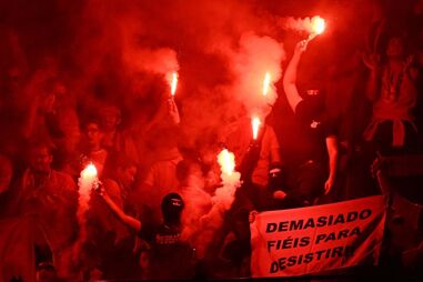 Adeptos do Benfica atiraram tochas para cima dos simpatizantes do Inter