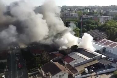 Incêndio deflagra em oficina de reparação de automóveis antigos da Volkswagen no Porto