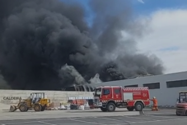 Incêndio deflagra em armazém de materiais de construção na Guarda 