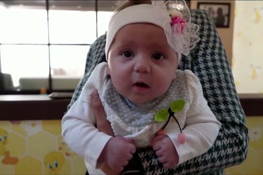 A longa viagem de uma bebé até aos braços da mãe após dois meses de separação devido ao sismo na Turquia