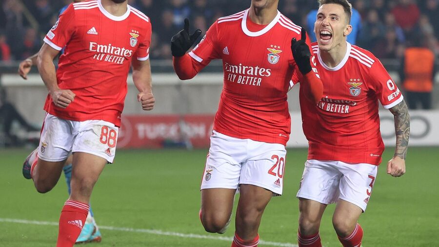 João Mário, Gonçalo Ramos e Grimaldo festejam golo na Liga dos Campeões