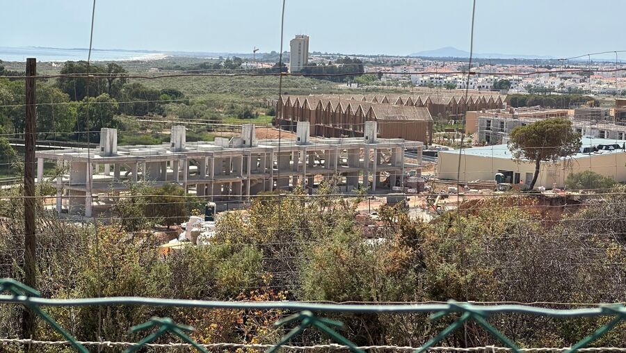 Mega-resort construído a 500 metros da praia no Algarve