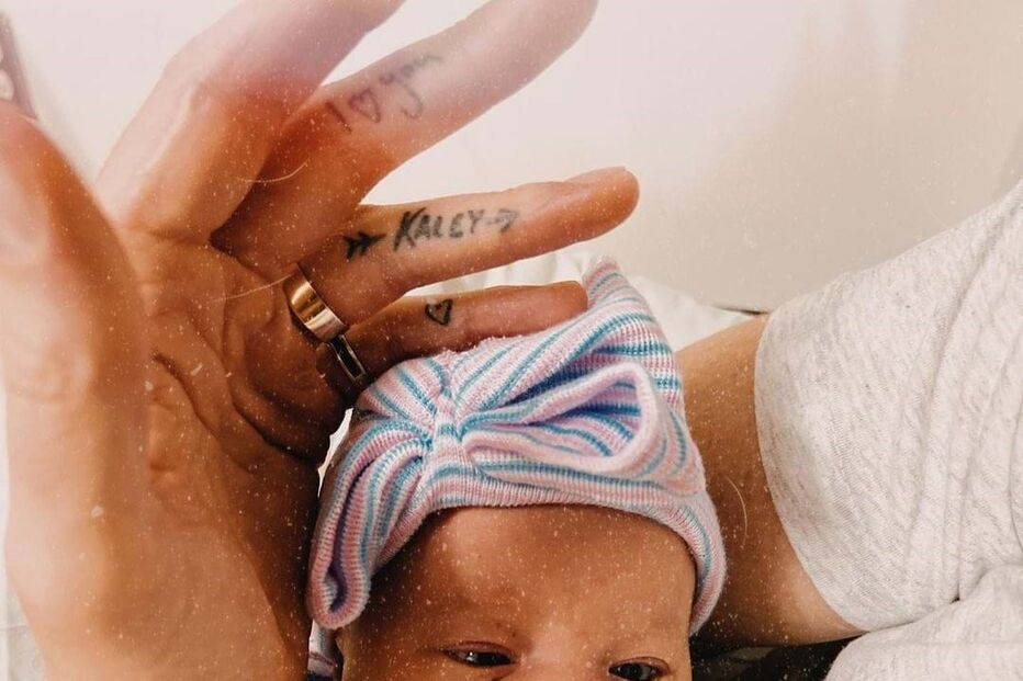 Kaley Cuoco foi mãe pela primeira vez