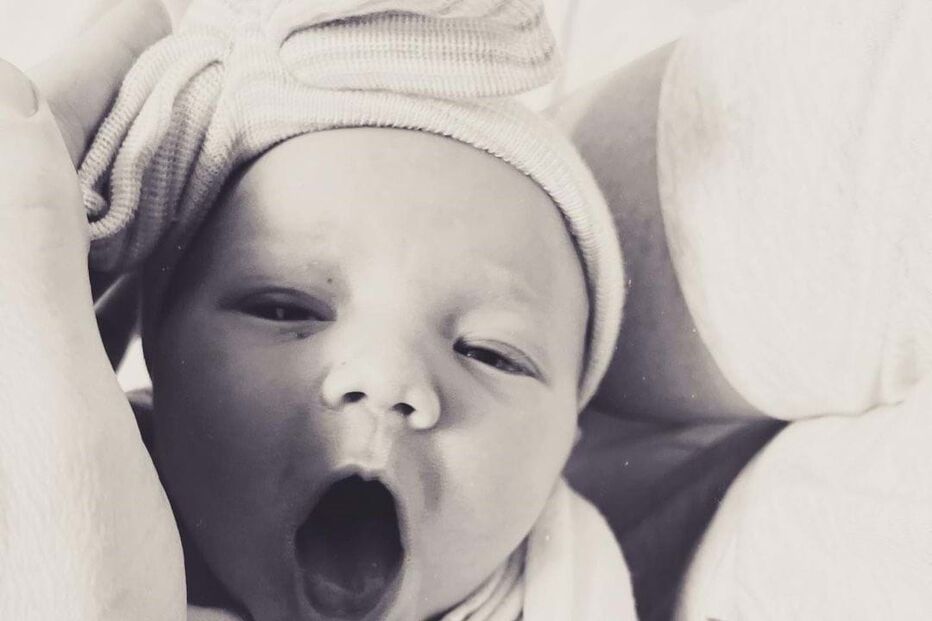 Kaley Cuoco foi mãe pela primeira vez