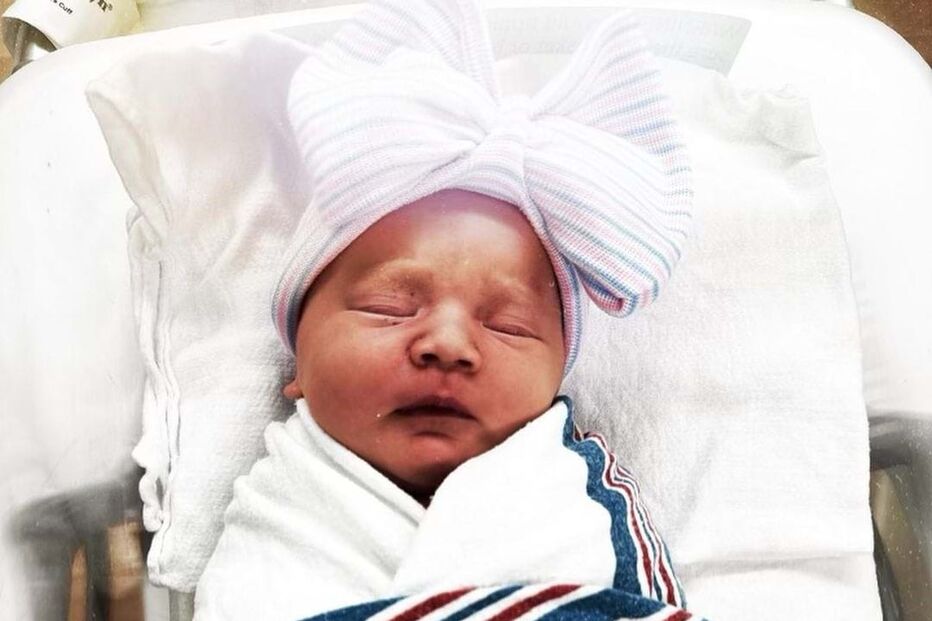 Kaley Cuoco foi mãe pela primeira vez