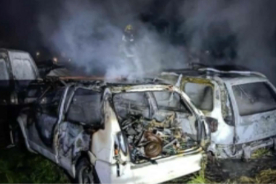 Automóveis destruídos