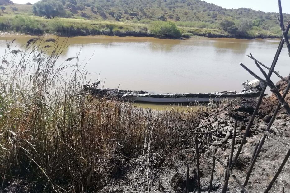Lancha carbonizada em Castro Marim