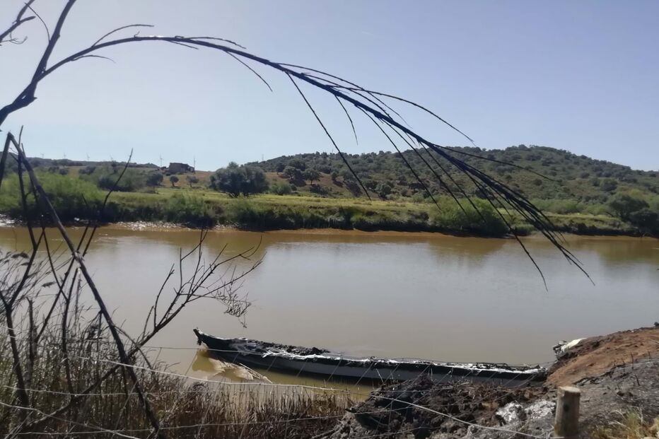 Lancha carbonizada em Castro Marim